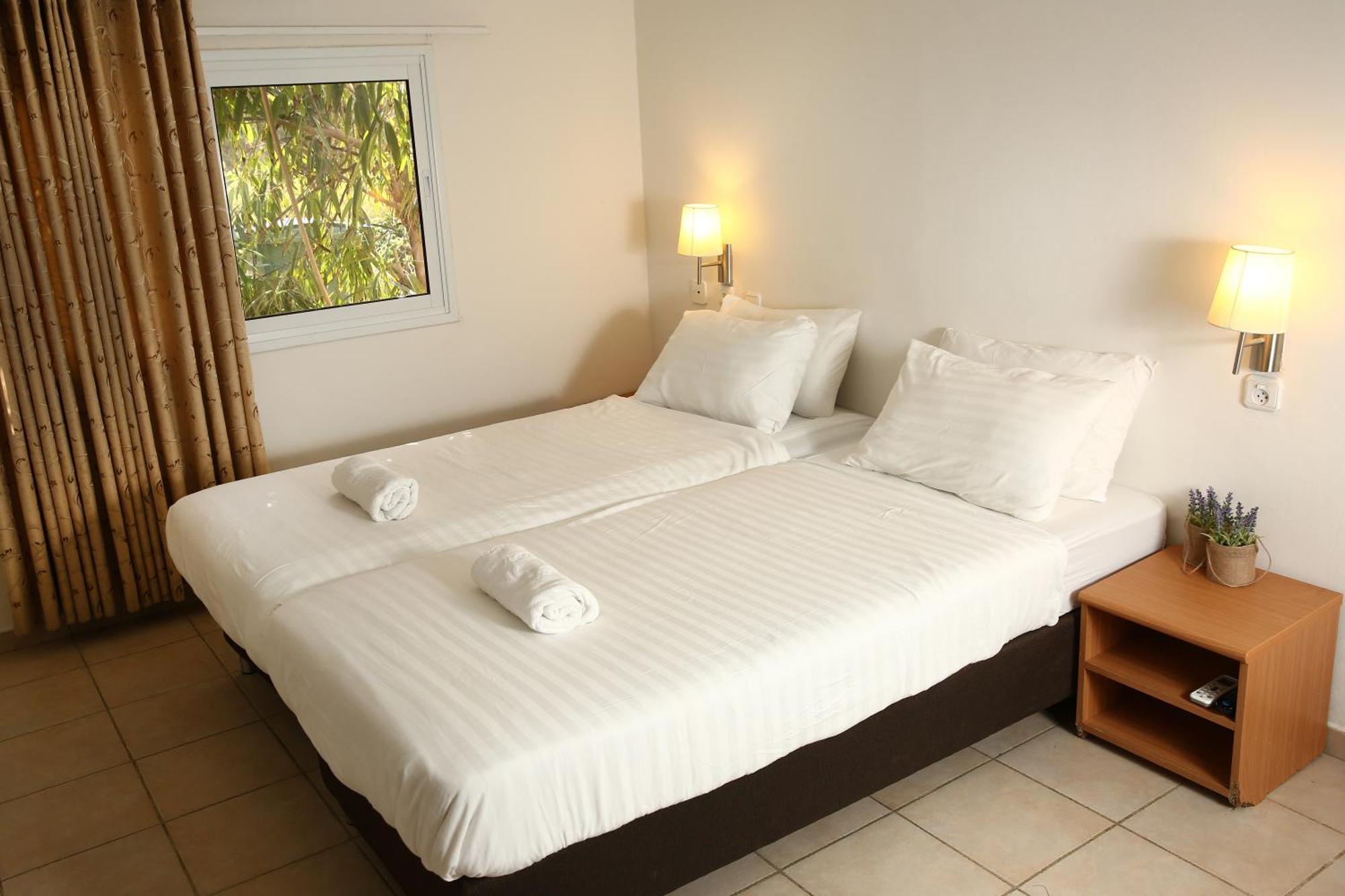 Eilot Kibbutz Country Lodging Eilat Bilik gambar